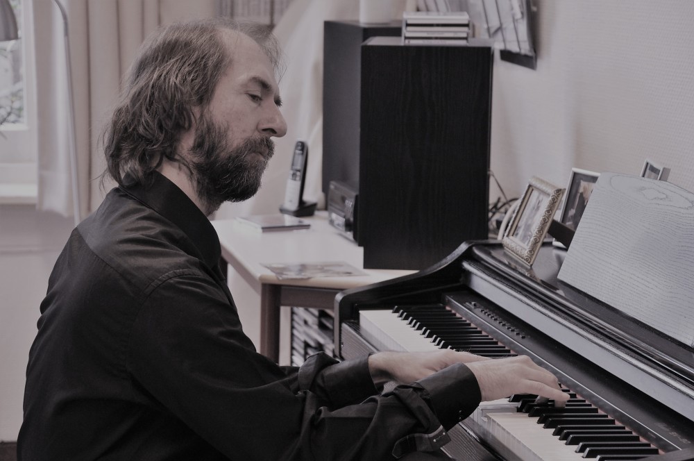 Rudjer Glavurtic playing piano